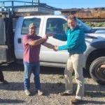 爱达荷州电力公司的吉姆·梅森将一辆卡车的钥匙交给了迪特里希市.